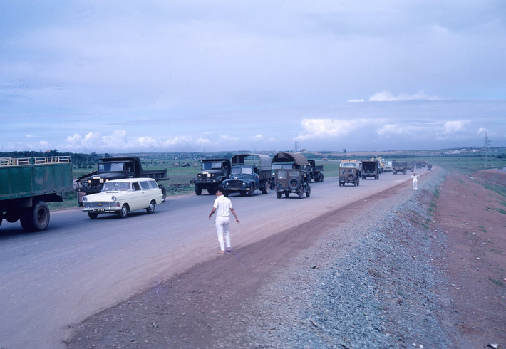 Trên xa lộ Sài Gòn - Biên Hòa (nay là xa lộ Hà Nội). Ảnh: Photolib.noaa.gov.