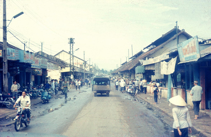 Đường bên hông chợ Thủ Đức. Ảnh: Photolib.noaa.gov.