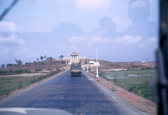 Đường vào nghĩa trang quân đội Biên Hòa. Ảnh: Photolib.noaa.gov.