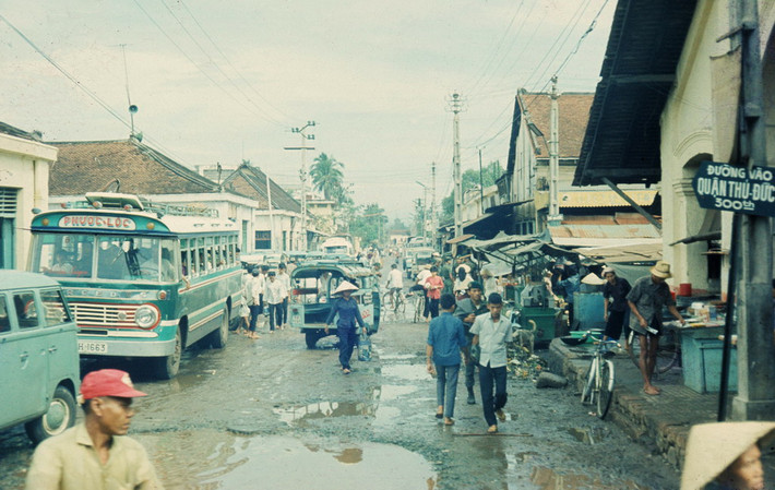 Phía ngoài chợ Thủ Đức, Sài Gòn năm 1969. Ảnh: Photolib.noaa.gov.
