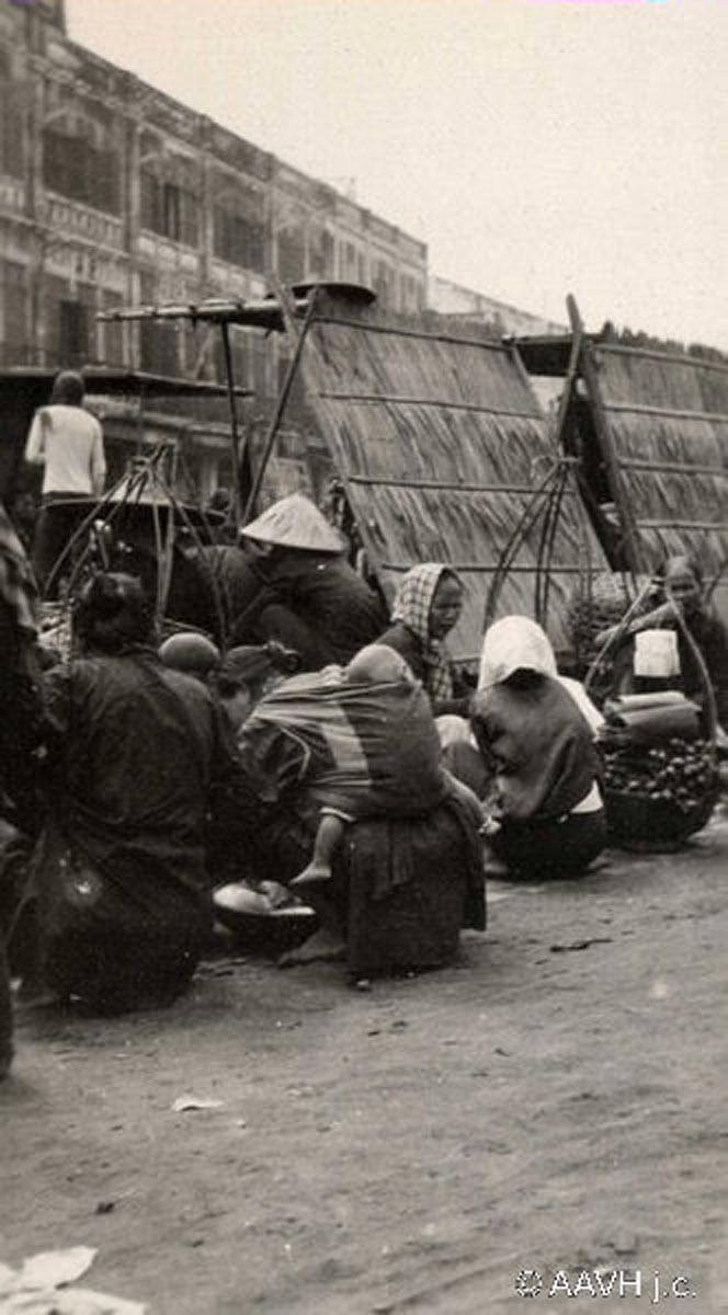 Những người phụ nữ bên quầy hàng ăn vặt. Ảnh: Aavh.org.
