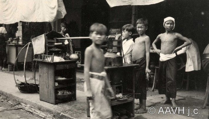Hàng quán vỉa hè ở Chợ Lớn. Ảnh: Aavh.org.