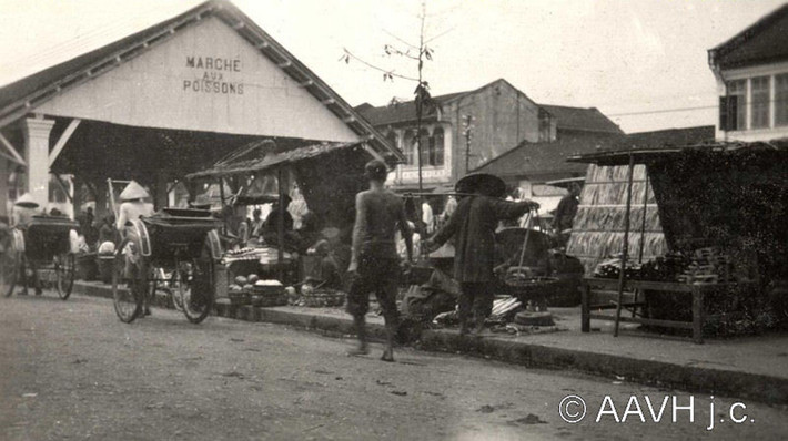 Chợ cá đầu đường Tổng Đốc Phương. Ảnh: Aavh.org.