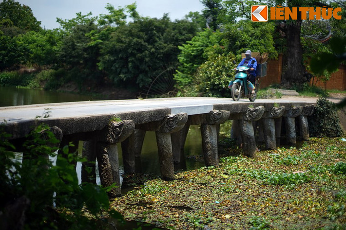 Bắc qua sông Nguyệt Đức, cầu đá làng Nôm (xã Đại Đồng, huyện Văn Lâm, tỉnh Hưng Yên) được các nhà nghiên cứu di sản đánh giá là một công trình kiến trúc độc đáo còn nguyên vẹn chưa từng thấy ở bất cứ làng cổ nào của Đồng bằng sông Hồng.