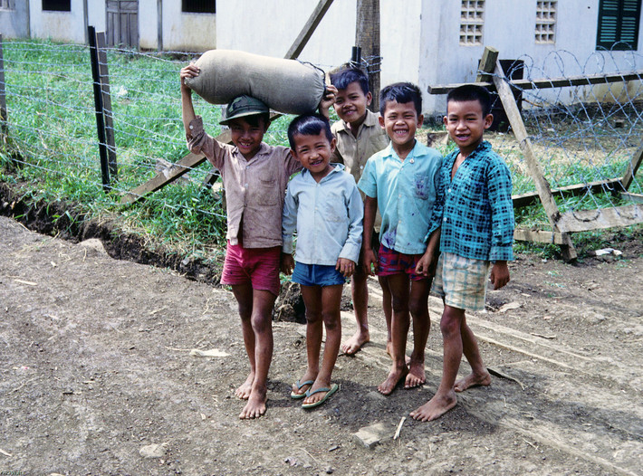 Trẻ em bên ngoài một khu căn cứ quân sự ở Biên Hòa. Ảnh: Smugmug.com.