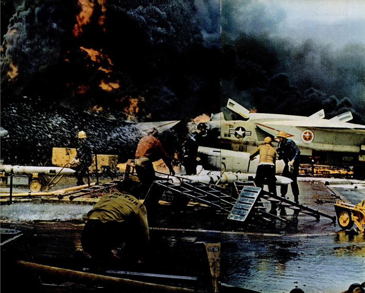 Tàu sân bay Mỹ USS Forrestal (CV-59) có trọng tải 80.000 tấn với khả năng chở từ 70 - 75 máy bay. Khi đang ở trong vịnh Bắc Bộ vào sáng 29/7/1967, một vụ hỏa hoạn khủng khiếp đã xảy ra trên tàu sân bay này. Ảnh: Life.