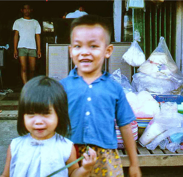 Hai em bé trước hiệu tạp hóa. Ảnh: Bruce Tremellen.