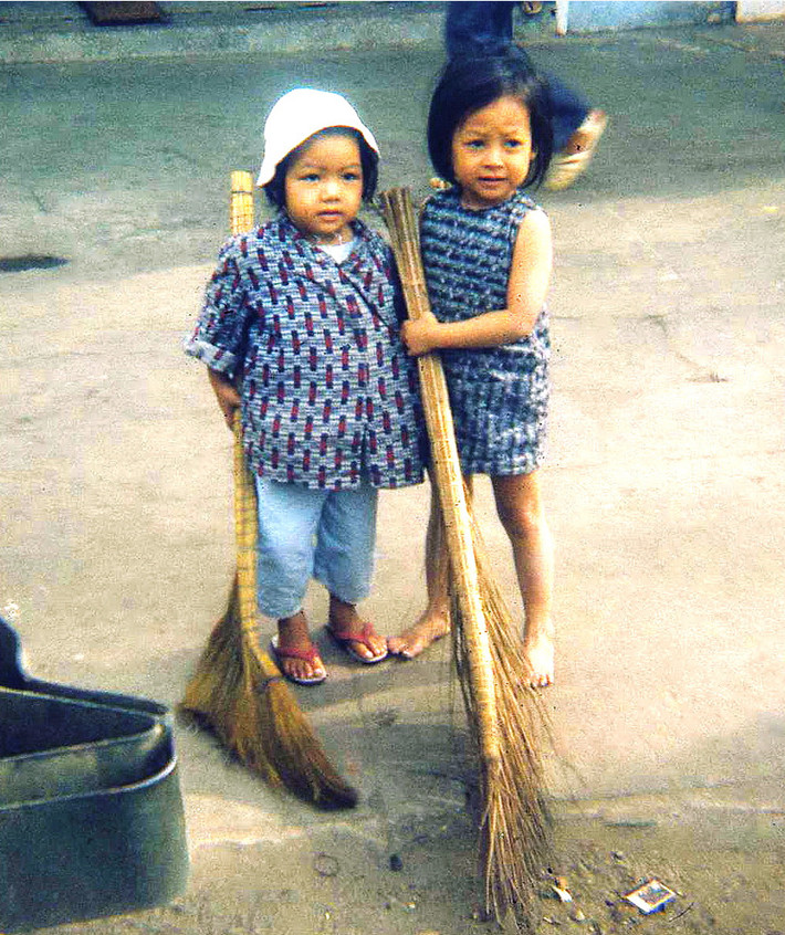Hai cô lao công nhí. Ảnh: Bruce Tremellen.