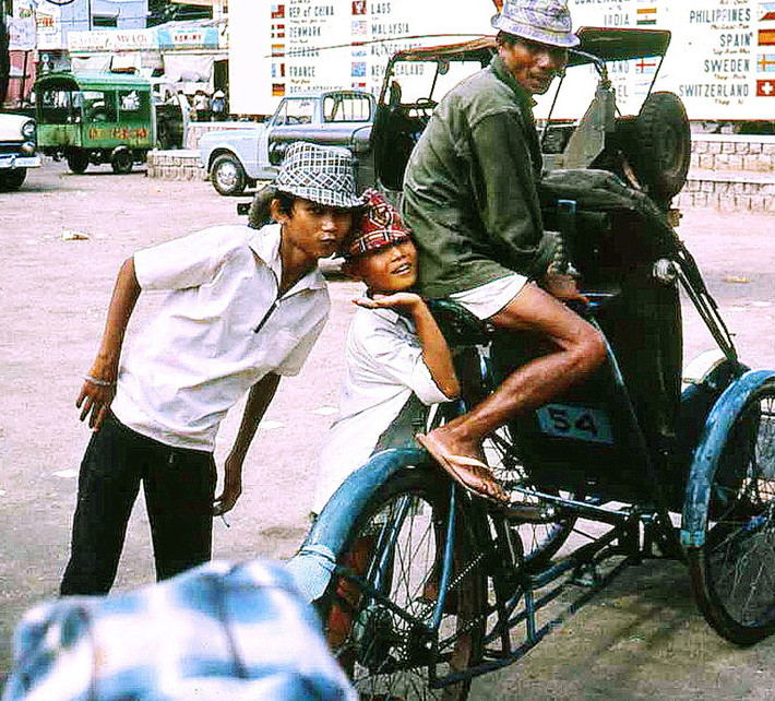 Tạo dáng chụp ảnh cùng người lái xích lô. Ảnh: Bruce Tremellen.