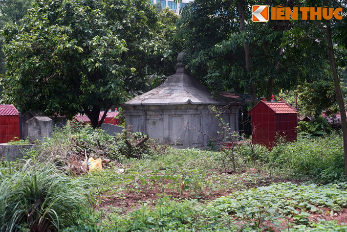 Trong khu nghĩa trang làng Linh Đường (phường Hoàng Liệt, quận Hoàng Mai, TP.Hà Nội) cạnh khu đô thị Linh Đàm sầm uất, có một ngôi mộ đá cổ đồ sộ với cấu trúc được các nhà nghiên cứu đánh giá là rất đặc biệt. Người dân trong vùng gọi đây là lăng Bà Chúa.