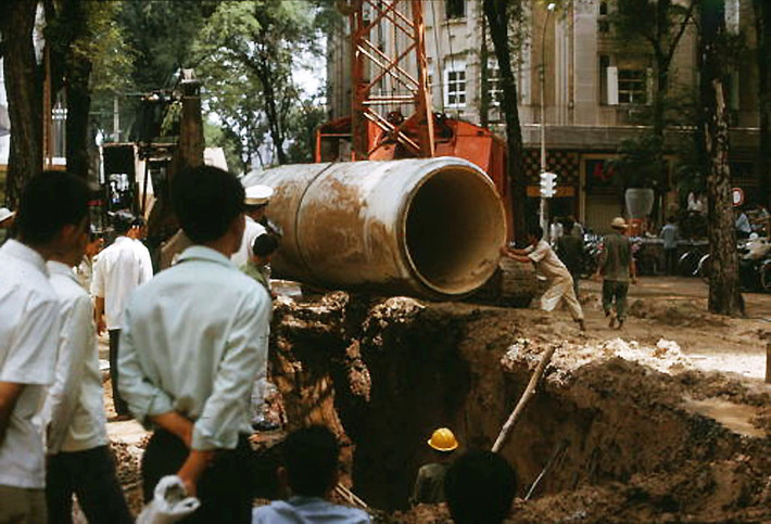 Ống nước khổng lồ được đưa đến gần hố. Ảnh: Saigoneer.