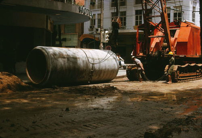 Ống nước đường kính 1,5m được đặt cạnh khách sạn Alfana, góc Lê Thánh Tôn - Tự Do (Đồng Khởi). Ảnh: Saigoneer.