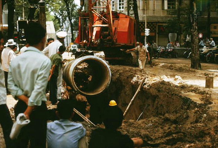 Di chuyển từ từ xuống hố. Ảnh: Saigoneer.