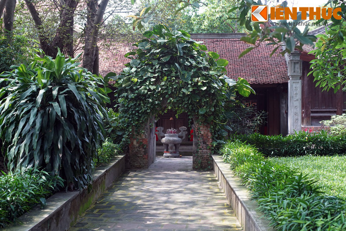 Nằm trong khuôn viên đình Ngự Triều Di Quy ở khu di tích Cổ Loa (xã Cổ Loa, huyện Đông Anh, Hà Nội), am Mỵ Châu thờ nàng Mỵ Châu, vị công chúa bị vua An Dương Vương chém đầu vì tội phản bội trong truyền thuyết xa xưa.