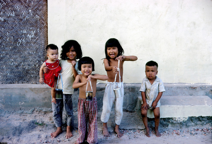 Những đứa trẻ với món đồ chơi quang gánh làm từ ống bơ. Ảnh: Smugmug.com.