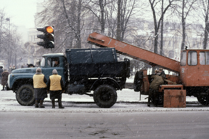 Dọn tuyết ở góc phố Petrovka - cầu Kuznetsky.