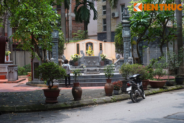 Nằm ven đường Linh Đàm, thuộc địa phận phường Đại Kim, quận Hoàng Mai, Hà Nội, lăng mộ Bà Chúa Trần Thị Tốt là một địa điểm tâm linh nổi tiếng gắn với lịch sử làng Đại Từ xưa.