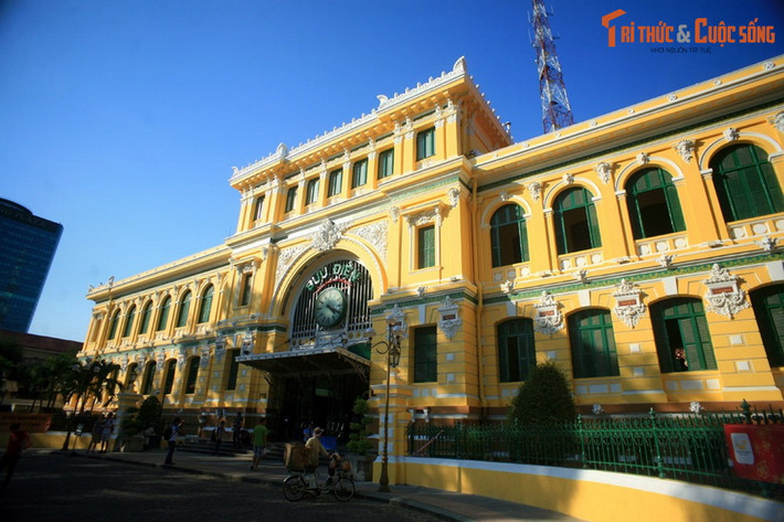 2. Tuổi đời gần 140 năm. Tòa nhà được xây dựng từ 1886 – 1891, là một trong những công trình lâu đời nhất của Sài Gòn - TP HCM còn được gìn giữ đến nay.