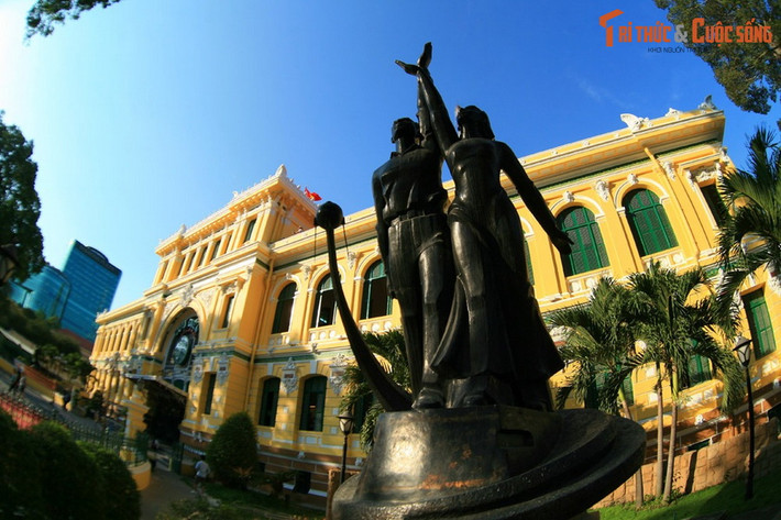 9. Mở cửa miễn phí cho du khách. Tòa nhà mở cửa hoàn toàn miễn phí, là địa điểm chụp ảnh cưới và tham quan phổ biến của người dân và du khách tại TP HCM.