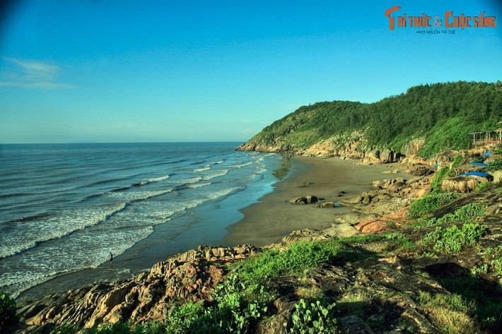 8. Thanh Hóa. Là vùng đất địa linh nhân kiệt, Thanh Hóa là nơi phát tích của nhiều triều đại phong kiến trong lịch sử Việt Nam. Vùng đất này cũng là điểm đến hấp dẫn trên bản đồ du lịch với Di sản thế giới Thành Nhà Hồ, bãi biển Sầm Sơn, suối cá thần Cẩm Lương…