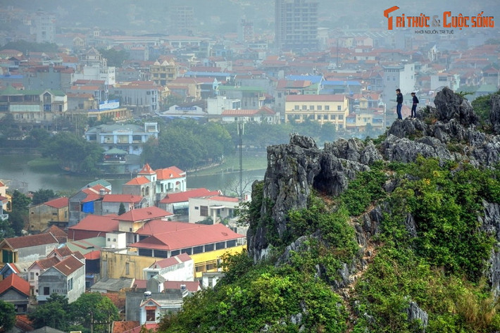 6. Lạng Sơn. Là cửa ngõ giao thương với Trung Quốc, Lạng Sơn có các điểm đến nổi bật là chợ Đông Kinh, chợ Kỳ Lừa và các di tích, danh thắng như động Tam Thanh – Nhị Thanh, núi Tô Thị, thành nhà Mạc… Đây là tỉnh có vị trí chiến lược cả về kinh tế và quốc phòng.