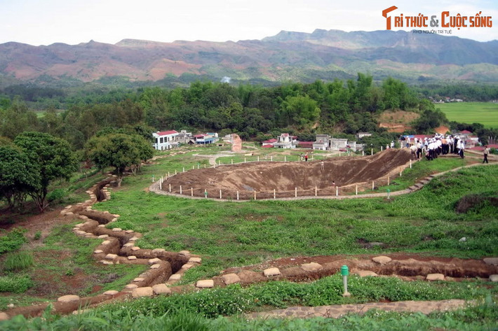 4. Điện Biên. Ghi dấu chiến thắng Điện Biên Phủ lừng lẫy năm châu, Điện Biên là vùng đất giàu truyền thống lịch sử, đồng thời mang vẻ đẹp hoang sơ với núi rừng kỳ vĩ và ruộng bậc thang ngoạn mục.
