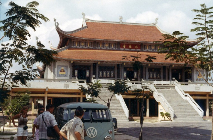 Chùa Vĩnh Nghiêm năm 1972. Vào thời điểm này, chùa mới hoàn thành được một năm. Ảnh: Kemper14.