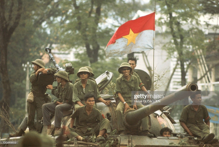 Lá cờ của Mặt trân Dân tộc Giải phóng miền Nam Việt Nam được giương cao như lời tuyên bố chiến thắng. Ảnh: Herve Gloaguen / Getty Images.