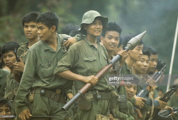 Tư thế hiên ngang của các chiến sĩ chốt trực ở một đầu mối giao thông của Sài Gòn. Ảnh: Herve Gloaguen / Getty Images.