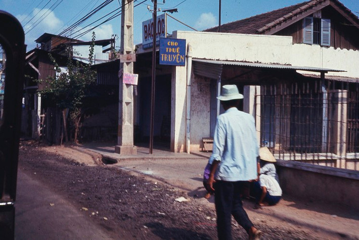 Một cửa hàng cho thuê truyện. Ảnh: Terry Nelson / Flickr.