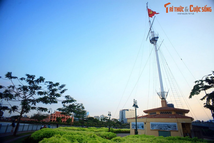 10. Cột cờ Thủ Ngữ. Được xây dựng từ thời Pháp thuộc, cột cờ nằm bên bờ sông Sài Gòn là từng được dùng để phát tín hiệu cho tàu bè ra vào cảng Sài Gòn. Hiện nay, đây là di tích lịch sử và điểm tham quan gợi nhớ về thời kỳ Sài Gòn là thương cảng sầm uất bậc nhất Đông Dương.