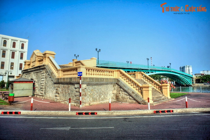 9. Cầu Mống. Là cây cầu sắt lâu đời bắc qua kênh Bến Nghé, Cầu Mống mang vẻ đẹp cổ điển và lãng mạn. Nơi đây thường được các bạn trẻ và du khách ghé đến để tản bộ, chụp ảnh và ngắm cảnh hoàng hôn bên dòng kênh.