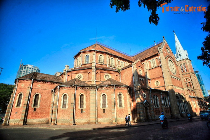 5. Nhà thờ Đức Bà Sài Gòn. Với kiến trúc Roman kết hợp Gothic đặc trưng, Nhà thờ Đức Bà là một trong những kiến trúc cổ nổi tiếng nhất Sài Gòn - TP HCM. Công trình được xây dựng hoàn toàn bằng vật liệu nhập khẩu từ Pháp, nổi bật với hai tháp chuông cao vút.