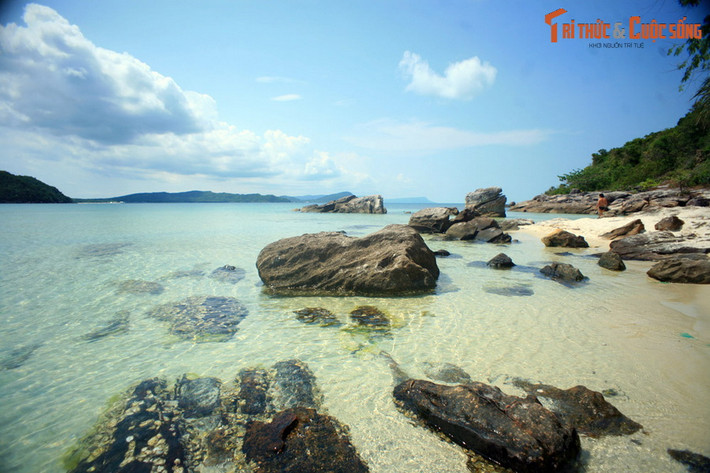 Giếng Tiên không chỉ hấp dẫn nhờ các giai thoại lịch sử, mà còn nhờ cảnh quan hoang sơ tuyệt đẹp với bãi biển cát trắng, nước trong vắt và những bãi đá có hình thù lạ mắt...