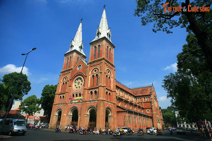 1. Tên chính thức dài và trang trọng. Tên đầy đủ của công trình là “Vương cung thánh đường chính tòa Đức Mẹ Vô nhiễm Nguyên tội”. “Nhà thờ Đức Bà” hay “ nhà thờ Đức Bà Sài Gòn” chỉ là tên gọi tắt thông dụng trong quần chúng.