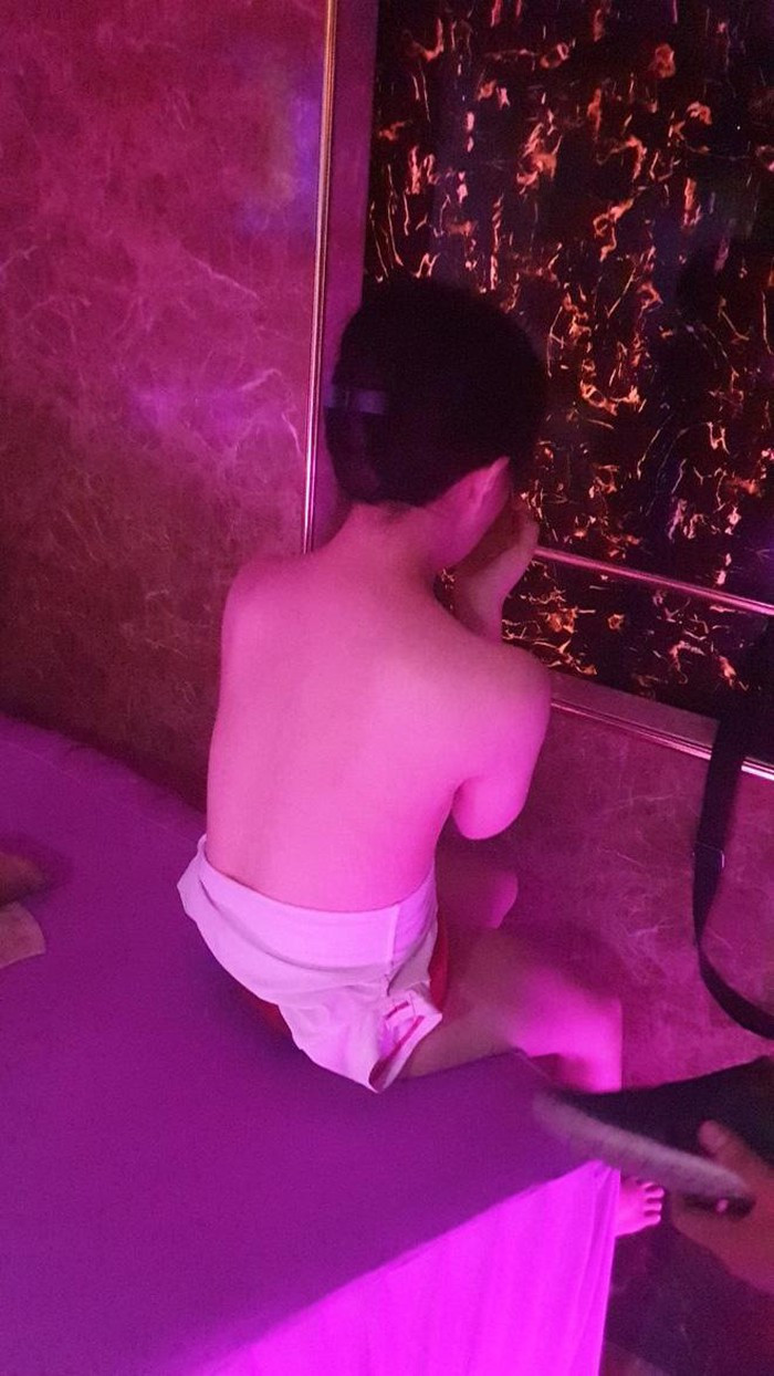 Qua xác minh, nếu khách vào cơ sở phải mua vé với giá là 700.000 đồng/người. Sau đó, khách sẽ được đưa lên phòng nữ nhân viên. Tại đây, các nữ nhân viên sẽ mời chào khách để kích dục bằng miệng trong tình trạng khỏa thân.