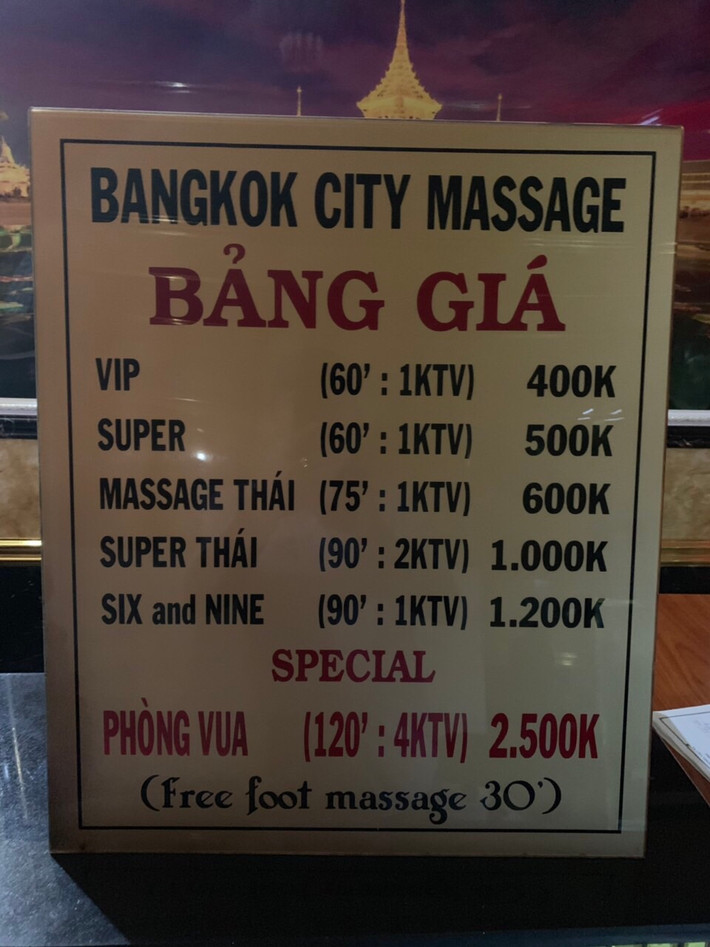 Các đối tượng khai nhận có khoảng 24 nhân viên làm việc 24/24 cho tiệm masage này, mỗi ngày làm 8 giờ đồng hồ, chia làm 3 ca. Khi có khách vào tiêm mua vé lên phòng, căn cứ vào loại hình dịch vụ khách lựa chọn từ giá vé loại 400.000 đồng đến 2,5 triệu đồng, các nữ nhân viên sẽ phục vụ khách như mong muốn với số lượng từ 1 đến 4 nhân viên masage. Bình quân có khoảng 60 khách đến đây mỗi ngày, tiền vé tiệm này thu vào ít nhất khoảng 30 triệu đồng/ngày.