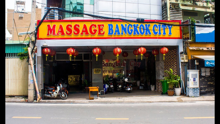 Tiệm massage này hoạt động từ tháng 10/2017, đến nay và đã bị kiểm tra, lập biên bản vi phạm đến 4 lần. Lần bị xử phạt hành chính gần đây nhất là tháng 12/2018, với mức phạt 56 triệu đồng. Sau mỗi lần vi phạm, tiệm này lách luật bằng cách thay đổi tên chủ kinh doanh, sau đó tiếp tục hoạt động phạm pháp. Hiện nay, tiệm này hoạt động không phép.