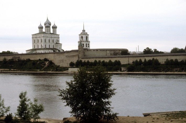 Điện Kremly Pskov nằm bên sông Velikaya. Công trình này có từ thế kỷ 15.