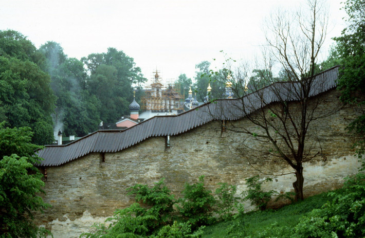 Tường thành của tu viện Pskov-Pechory.