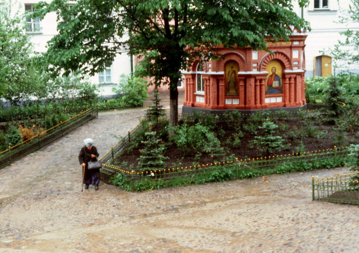 Trong khuôn viên tu viện Pskov-Pechory.