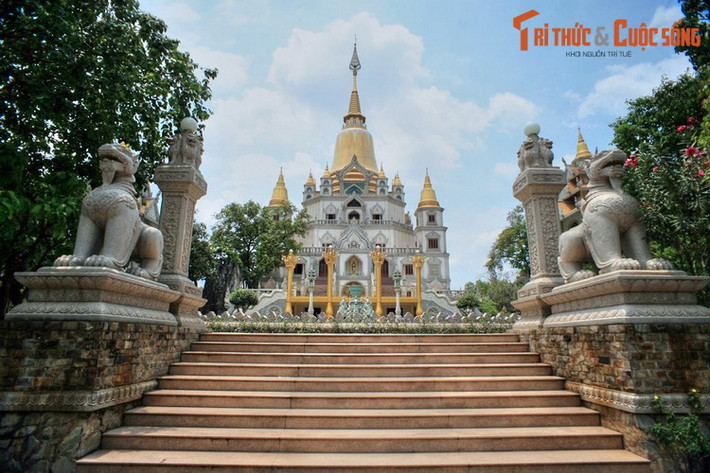 3. Được xây dựng từ năm 2007-2013, bảo tháp Xá lợi Gotama Cetiya tại Tổ đình Bửu Long (quận 9, TP. Hồ Chí Minh) là tòa tháp Phật giáo có quy mô lớn và lộng lẫy vào bậc nhất của Việt Nam.