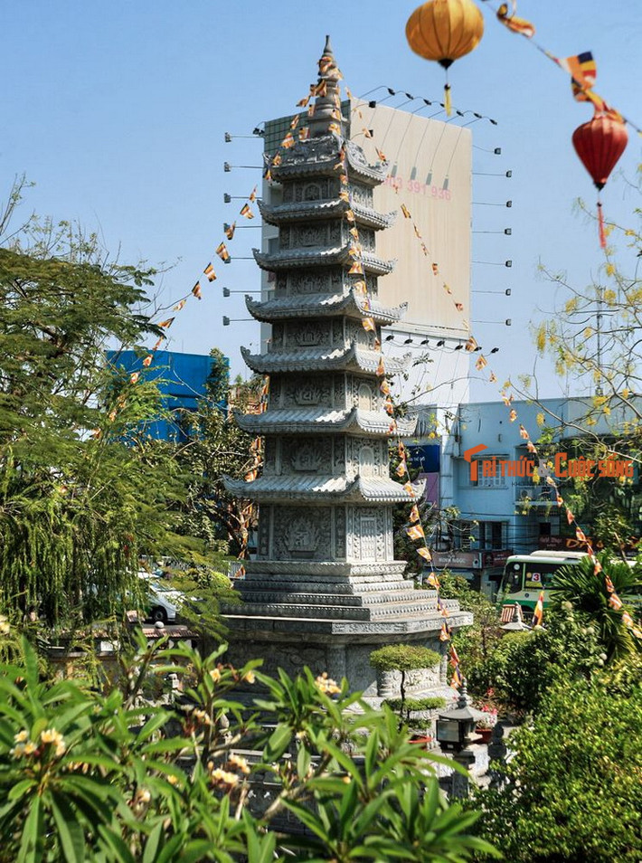 2. Nằm trong khuôn viên tổ đình Vĩnh Nghiêm (339 Nam Kỳ Khởi Nghĩa, Quận 3, TP HCM), tháp đá Vĩnh Nghiêm được khánh thành vào năm 2003, là tòa bảo tháp Phật giáo bằng đá đầu tiên được xây dựng ở khu vực Nam Bộ.