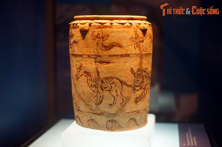 Tại trưng bày chuyên đề “Hổ trong mỹ thuật cổ Việt Nam” đang diễn tại Bảo tàng Lịch sử quốc gia Việt Nam có sự hiện diện của một cổ vật rất độc đáo. Đó là chiếc thạp gốm hoa nâu thời Trần, niên đại thế kỷ 13-14.