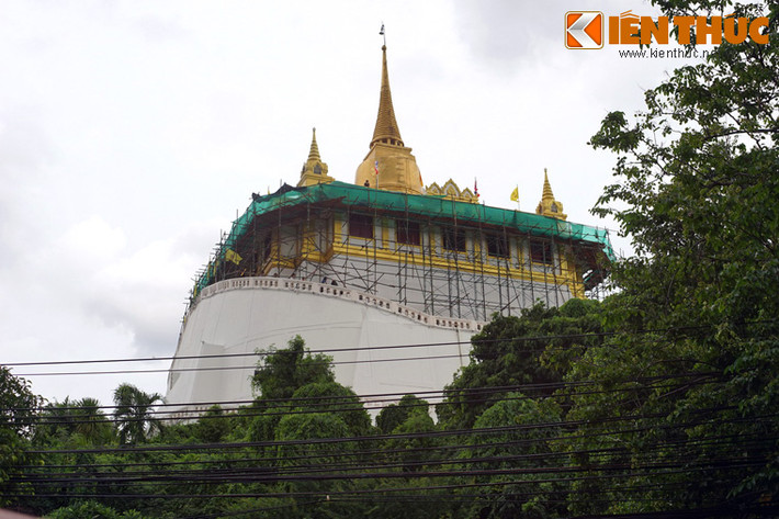 Nằm trên một ngọn đồi ngay gần trung tâm thủ đô Bangkok, chùa Núi Vàng (Wat Saket) là địa điểm nổi tiếng linh thiêng, “cầu được ước thấy” của người dân Thái.