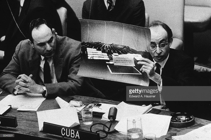 Bộ trưởng ngoại giao Cuba Ruoul Roa đưa ra bằng chứng cáo buộc Mỹ đứng sau cuộc xâm lược vịnh Con Lợn tại cuộc họp trong trụ sở Liên Hiệp Quốc ở New York.