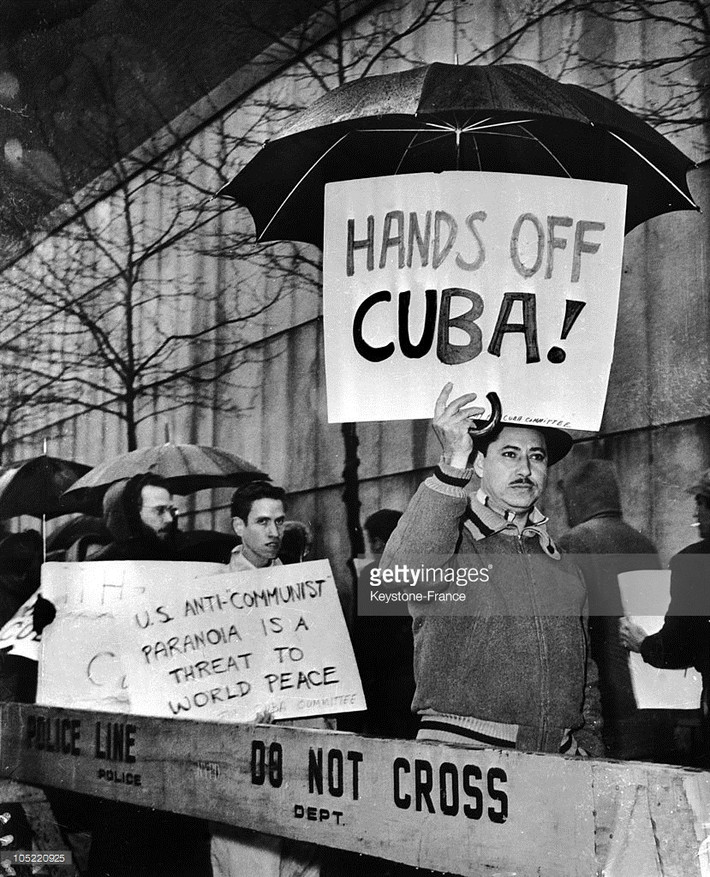 Những khẩu hiệu phản đối sự can thiệp vào Cuba của Mỹ trong một cuộc tuần hành ở New York.