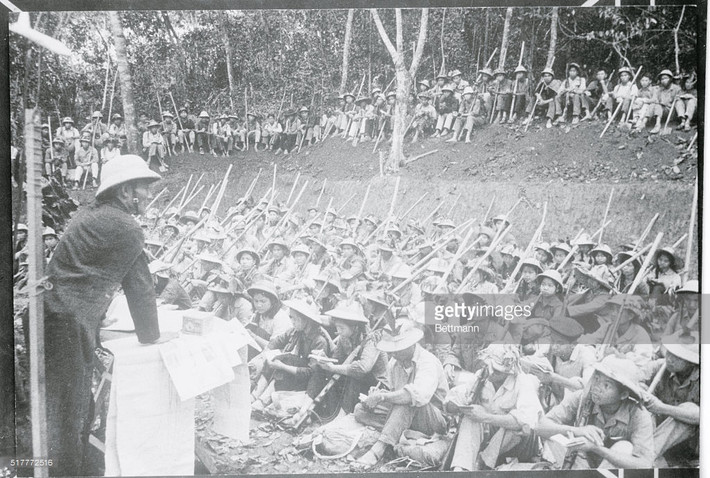 Lớp học ở vùng sơ tán gần Hà Nội của sinh viên Đại học Giao thông, ngày 22/11/1967.