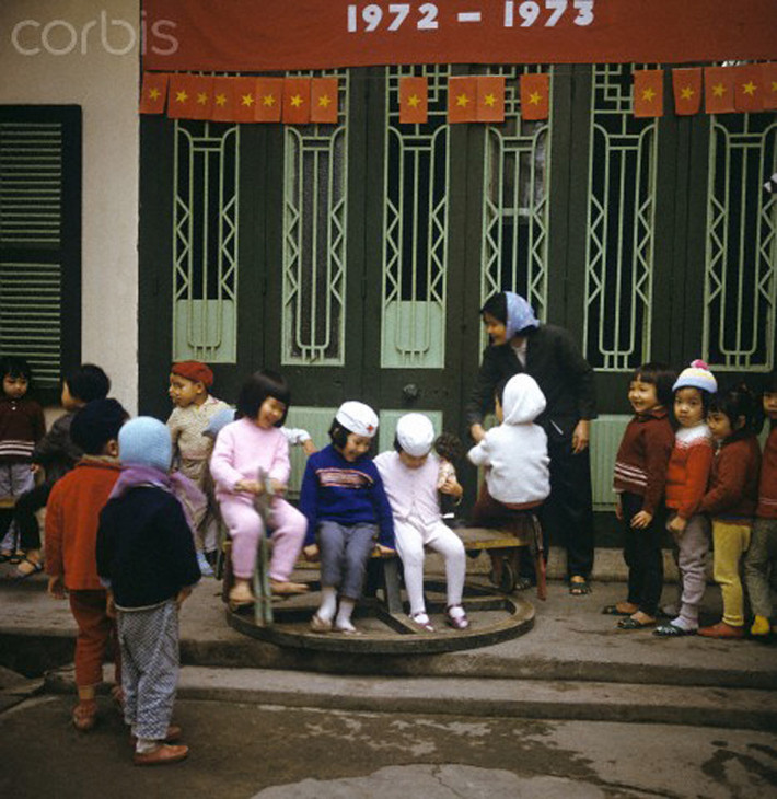 Một lớp mầm non ở Hà Nội năm 1973. Ảnh: Corbis. Mời quý độc giả xem video: Văn hóa uống trà của người Việt xưa và nay. Nguồn: VTC.