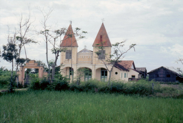Một nhà thánh thất của đạo Cao Đài, Long An năm 1968. Hình ảnh do cựu binh Mỹ Laurie John Bowser thực hiện trong thời gian đóng quân ở Long An.